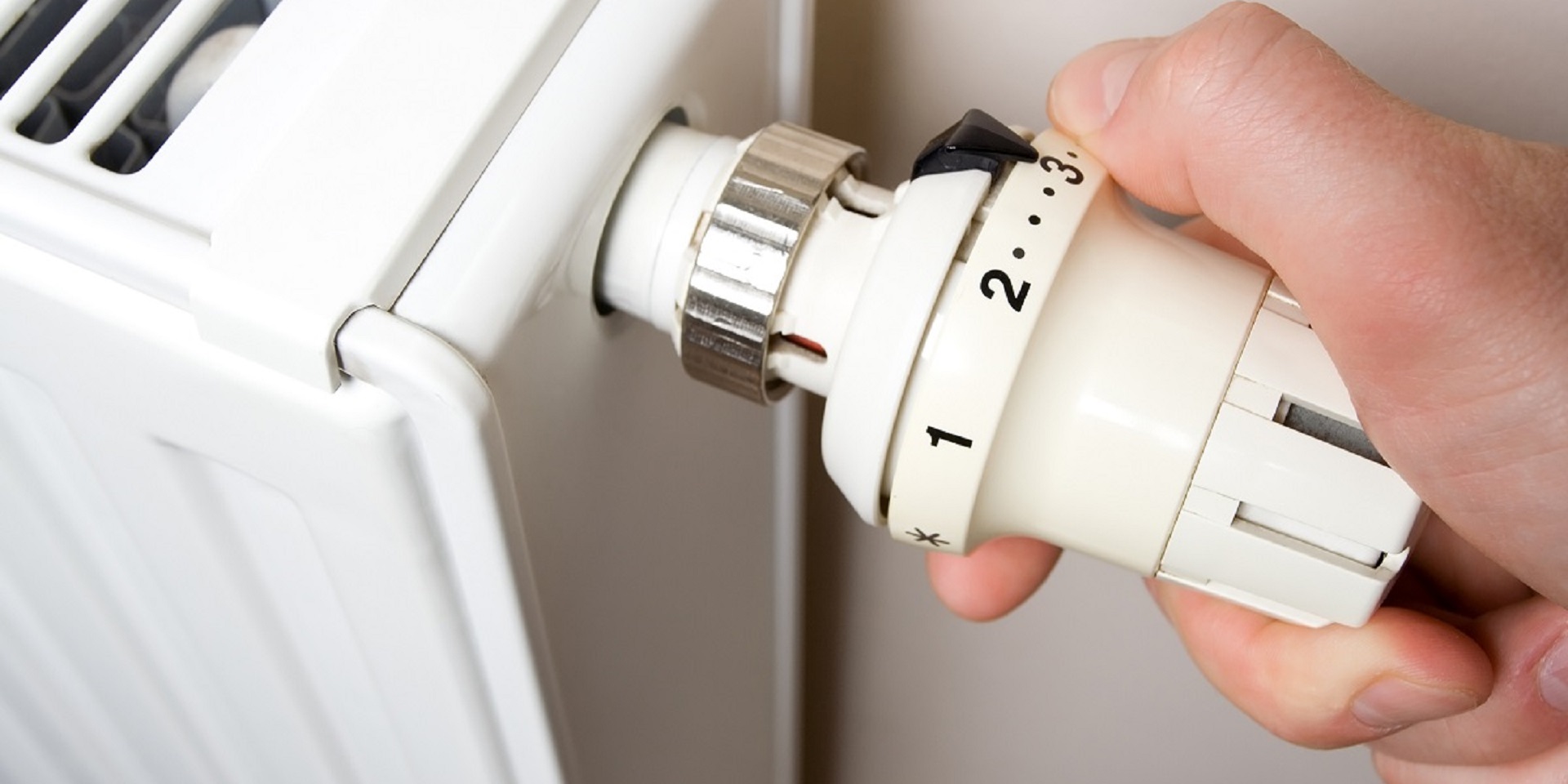 adjusting-radiator-thermostat