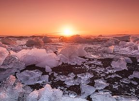 broken-icebergs-in-the-ocean