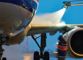 de-icing-a-plane