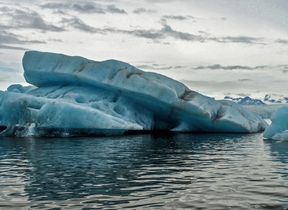 icebergs-in-the-ocean-photo-simon-maennling