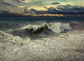 ocean-waves-in-the-evening