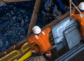 oil-rig-workers