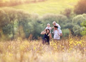 pollen-hayfever-family-meadow-summer
