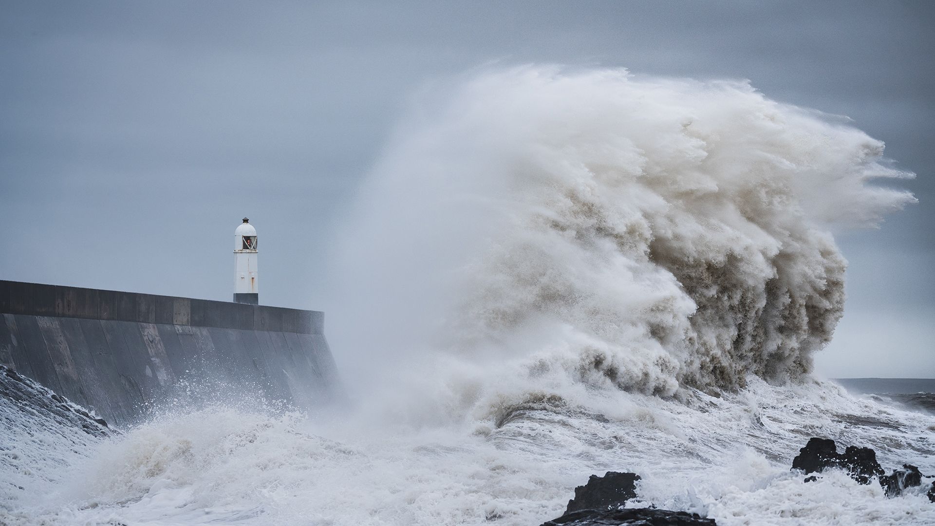 stormy-seas-massive-porthcawl