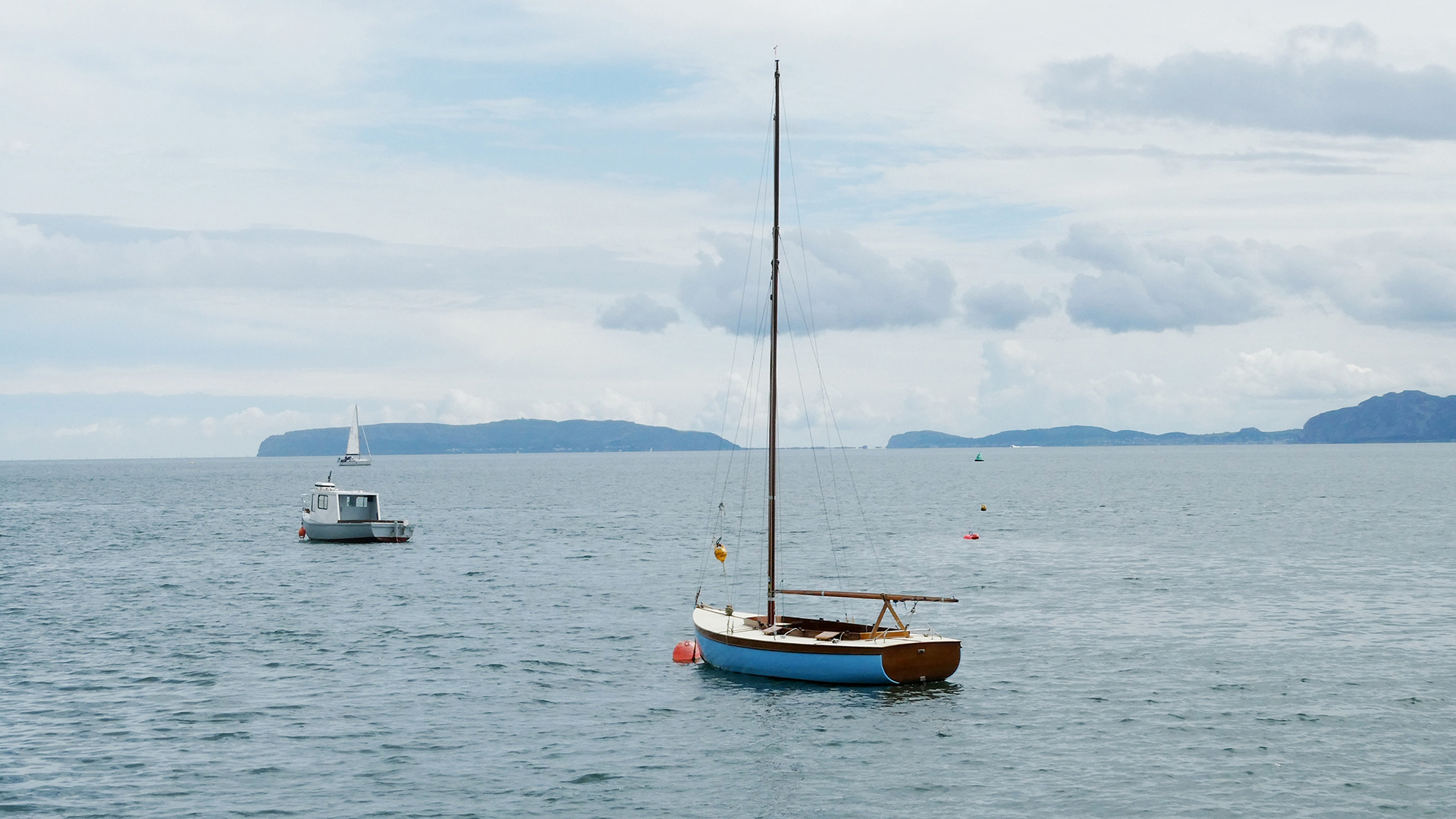 summer-seaview-with-boats-7okta-high-cloud