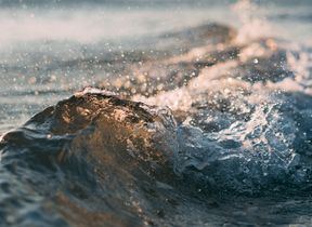 waves-breaking-catching-sunlight-photo-mourad-saadi